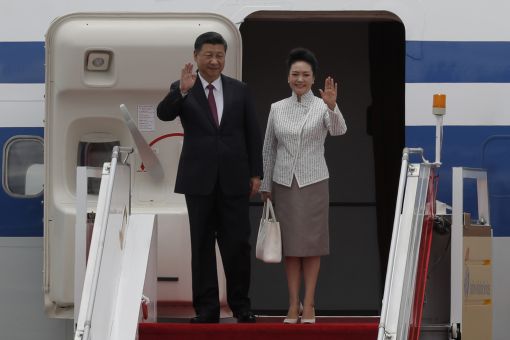 Es ist der erste Besuch den chinesischen Präsidenten Xi Jinping in Hongkong. Anlass ist die Rückgabe der einstigen britischen Kolonie an China vor genau zwanzig Jahren. Die Behörden wollen den Geburtstag mit Feuerwerk und einer grossen Party feiern. Doch nicht allen Bewohnern Hongkongs ist zum Feiern zumute. Viele beklagen die zunehmend harte Hand Chinas. Bereits fanden anti-chinesische Manifestationen statt. Mehrere Demonstranten wurden verhaftet. (Foto: Keystone/AP/Kin Cheung)
