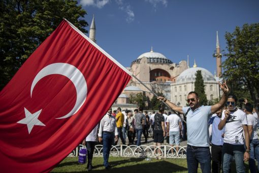 Türken feiern am 12. Juli in Istanbul den Entscheid ihres obersten Verwaltungsgerichts vom 10. Juli 2020, die Rückverwandlung der als Unesco-Weltkulturerbe geltenden Hagia Sophia in eine Moschee zuzulassen. (Keystone/EPA, Erdem Sahin)