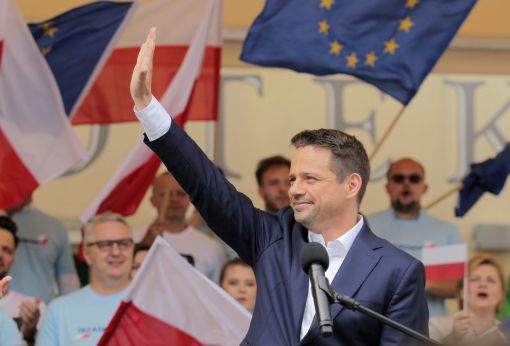 Rafal Trzaskowski, Bürgermeister Warschaus und Präsidentschaftskandidat, fordert den amtierenden Präsidenten Andrzej Duda am 28. Juni heraus. Das Bild zeigt Trzaskowski am 20. Juni beim Wahlkampf in Olsztyn. (Keystone/EPA, Tomasz Waszczuk)