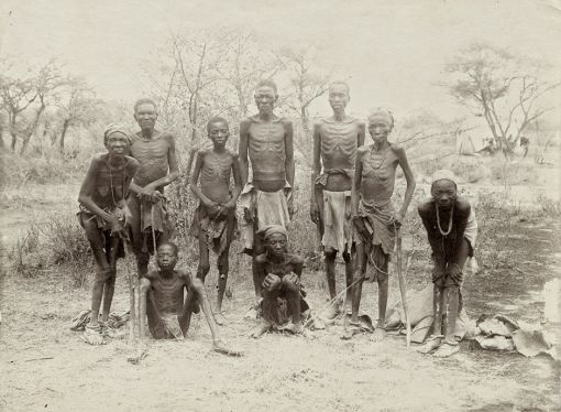 Überlebende Herero nach der Flucht durch die Wüste, fotografiert 1907