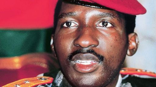 Sankara Sankara, der „Che Guevara Afrikas“, ist ein sozialistischer Politiker aus Burkina-Faso, Offizier, Präsident von Obervolta von 1983 bis 1987. Er ändert den Namen der früheren französischen Kolonie in „Burkina Faso“ („Land der Aufrichtigen“) und stärkt die Rechte der weiblichen Bevölkerung. Am 15. Oktober 1987 wird Sankara bei einem Militärputsch unter Führung von Blaise Compaoré ermordet.