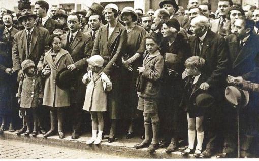 Kontakt mit dem Volk schaffen. Kronprinzessin Astrid verolgt mit ihrer Tochter eine Parade für ihren Schwiegervater. Foto: Germaine  van Parys. Aus: &quot;Alexis Schwarzenbach, Königliche Träume&quot;.