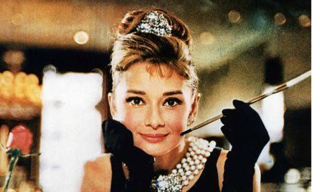 Audrey Hepburn Die britisch-niederländische Filmschauspielerin („Frühstück bei Tiffany“) stirbt in Tolochenaz (Kanton Waadt) an Darmkrebs. Dort, auf dem örtlichen Friedhof, ist sie begraben.