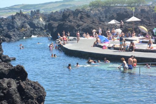 Badefreuden auf der Insel Terceira zwischen Formationen erstarrter Lava