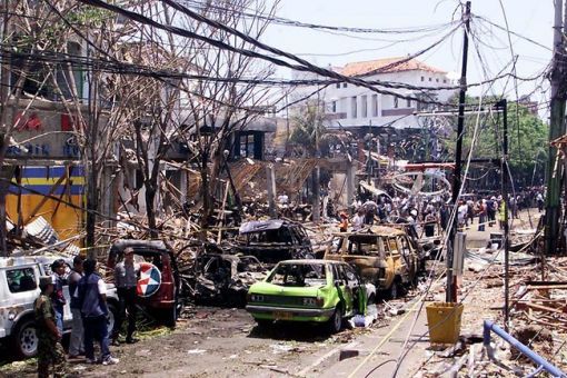 Bali 202 Menschen sterben, 209 werden zum Teil schwer verletzt. Die Opfer sind mehrheitlich ausländische Touristen, vor allem Australier. Auch drei Schweizer und sechs Deutsche sterben. Es handelt sich um den schwersten Terrorakt in der indonesischen Geschichte. Die Täter werden der islamistischen Organisation „Jemaah Islamiyah“ zugeordnet, die Verbindungen zu Al-Kaida haben soll. Einige von ihnen werden zum Tod verurteilt und hingerichtet, einer sprengt sich in die Luft, andere verbüssen langjährige Gefängnisstrafen. (Foto: Keystone/EPA)