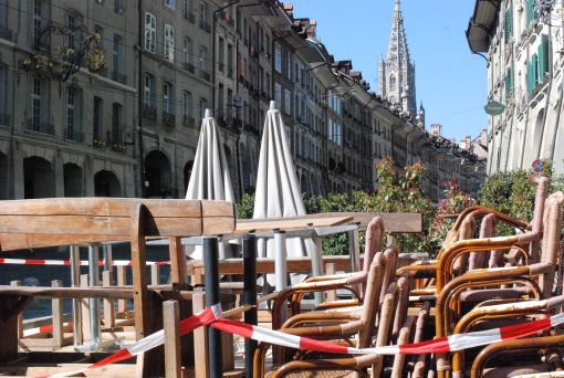 Bänke hochgestellt – mitten in der Stadt. Finanzielle Katastrophe für zahlreiche Unternehmen. Foto: Roland Jeanneret