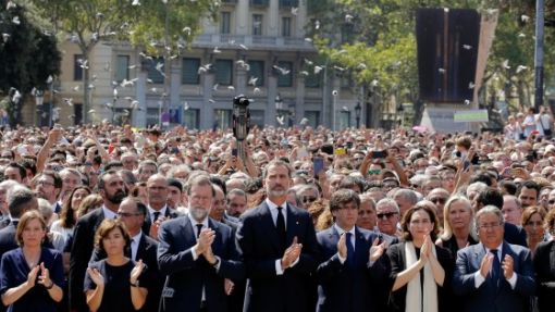 Barcelona, Terroranschlag Schweigeminute nach den Anschlägen in Barcelona und Cambrils. Von Links: Die spanische Vizepremierministerin Soraya Saenz de Santamaria, Premierminister Mariano Rajoy, König Felipe VI., Kataloniens Regionalpräsident Carles Puigdemont, Barcelonas Bürgermeisterin Ada Colau und Spaniens Innenminister Juan Ignacio Zoido. In Barcelon war ein Lieferwagen auf der Flaniermeile „Las Ramblas“ in die Menschenmenge gefahren. 14 Menschen wurden getötet, über 100 verletzt. Dem Fahrer gelang die Flucht zu Fuss. Im etwa 100 Kilometer südlich von Barcelona gelegenen Cambrils fuhr wenige Stunden später ein Personnenwagen in eine Gruppe Fussgänger. Eine Frau starb, sieben Menschen wurden verletzt, darunter ein Polizist. Der „Islamische Staat“ reklamiert die Verantwortung für die Anschläge. (Foto: Keystone/EPA)