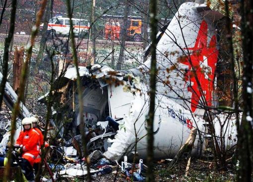 Bassersdorf 24. November 2001: Bei Bassersdorf (Zürich) stürzt ein Jumbolino der Crossair beim Landeanflug in starkem Schneegestöber ab. Das Flugzeug war auf dem Flug von Berlin-Tegel nach Zürich. 24 Menschen sterben, neun überleben fast unverletzt. Unter den Toten befinden sich der Pilot und der Co-Pilot. Sie hatten laut einer Untersuchung die Mindestsinkflughöhe unterschritten. (Foto: Keystone)