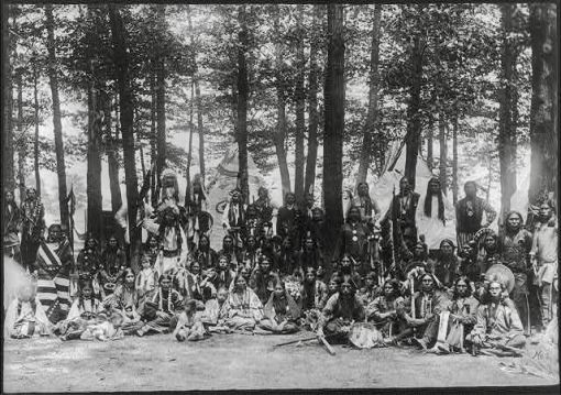 Buffalo Bill Indianer warten auf ihren Einsatz, ein Bild aus dem Jahr 1886 (Foto: Library of Congress, Washington)