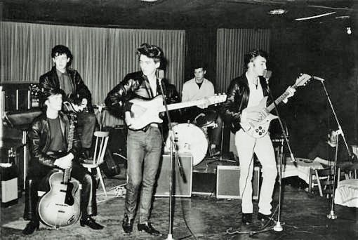 Beatles 17. August 1960. Die Beatles treten erstmals auf, und zwar in Clubs der Grossen Freiheit in St. Pauli in Hamburg. Ein Beatles-Platz an der Ecke Reeperbahn/Grosse Freiheit erinnert mit einer riesigen begehbaren Vinyl-Scheibe daran.