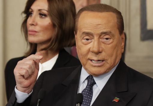Silvio Berlusconi Silvio Berlusconis Zeit läuft ab. In den Meinungsumfragen kommt seine einst staatstragende Forza-Italia-Partei auf noch rund 6 Prozent der Stimmen. Der 82-Jährige wird von Lega-Chef Matteo Salvini an die Wand gedrängt. Bei den Regionalwahlen in Umbrien erreicht Forza Italia 5 Prozent. Nach dieser Schlappe will der viermaliger Premierminister seine Partei neu gründen. „Altra Italia“ (Anderes Italien) wird die neue Gruppierung heissen. (Foto: Keystone/EPA)