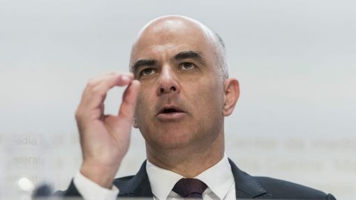 Alain Berset In der Schweiz werden alle Grossveranstaltungen bis Mitte März verboten. Dies gibt Bundesrat Alain Berset bekannt. Der Bundesrat stuft wegen der Corona-Eüidemie erstmals eine Situation als „besondere Lage gemäss Epidemiengesetz“ ein. Betroffen sind alle Grossanlässe mit mehr als tausend Personen – öffentliche, wie auch private. Darunter fallen Veranstaltungen, wie die Basler Fasnacht, der Autosalon in Genf, Fussballspiele und Konzerte. Eishockeyspiele finden als Geisterspiele statt. Bundesrat Alain Berset erklärt an einer Medienkonferenz in Bern: „Wir sind uns bewusst, dass es wirtschaftliche Folgen gibt.“ Oberste Priorität sei aber der Schutz der Gesundheit der Bevölkerung. Für Veranstalter sind laut dem Epidemiegesetz keine Entschädigungen vorgesehen. Die Veranstalter müssten die Kosten für die Ausfälle selbst übernehmen. Härtefälle würden geprüft, sagte Berset. Betroffen sind auch alle Konzerte im Zürcher Hallenstadion, die Genfer Uhrenmesse, die Agrimesse in Thun, der Reusslauf in Bremgarten und alle Fasnachtsveranstaltungen. Auch der für den 14. März in Zürich geplante Opernball ist abgesagt – ebenso die Sauerkraut-Gala des FC Sion in Martigny.