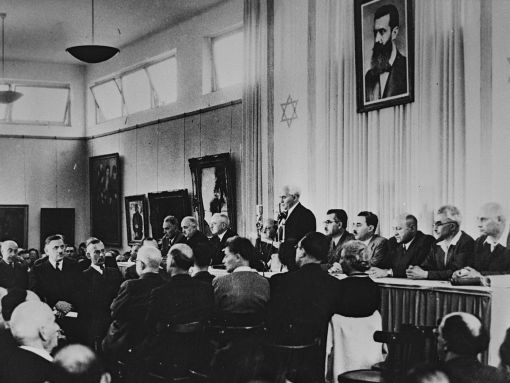 Ben Gurion Er ist der erste Premierminister Israels (1948–1953, 1955–1963). Am 14. Mai 1948 ruft er die israelische Unabhängigkeit aus (Bild). Am 23. Mai 1948 erklärt er: „Wir bieten allen unseren Nachbarstaaten und ihren Völkern die Hand zum Frieden und guter Nachbarschaft und rufen zur Zusammenarbeit und gegenseitigen Hilfe mit dem selbständigen jüdischen Volk in seiner Heimat auf. Der Staat Israel ist bereit, seinen Beitrag bei gemeinsamen Bemühungen um den Fortschritt des gesamten Nahen Ostens zu leisten.“ (Foto: Keystone/EPA/Israeli Government Press Office)