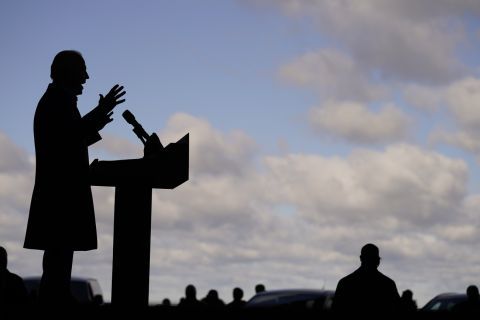 Biden Bis zur letzten Stunde werben Joe Biden und Donald Trump um die Wählerinnen und Wähler. Das Bild zeigt Biden am Vortag der Wahlen in Cleveland, Ohio. Trump hatte in den letzten Tagen vor den Wahlen aufgeholt, doch die Meinungsumfragen prophezeien nach wie vor einen Sieg des Demokraten. (Foto: Keystone/AP/Andrew Harnik)