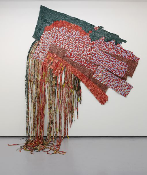 El Anatsui: Awakened El Anatsui: Awakened, 2012, Gefundenes Aluminium und Kupferdraht 337,8 x 266,7 cm (einschliesslich Quasten), Privatsammlung, USA, © El Anatsui, Courtesy of the artist and Jack Shainman Gallery, New York