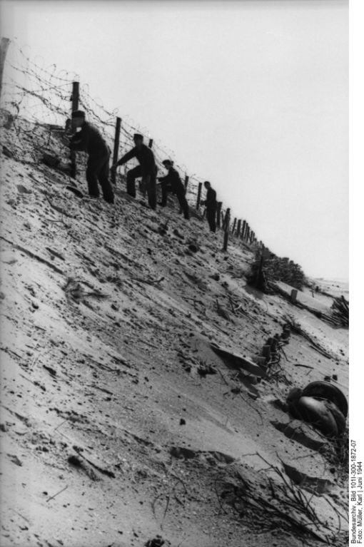 Atlanikwall Deutsche Soldaten bei der Errichtung eines Stacheldrahtzauns an der Kanalküste. (Deutsches Bundesarchiv, Propagandakompanien der Wehrmacht, Bild 101I-300-1872-07, Fotograf: Karl Müller, Juni 1944)
