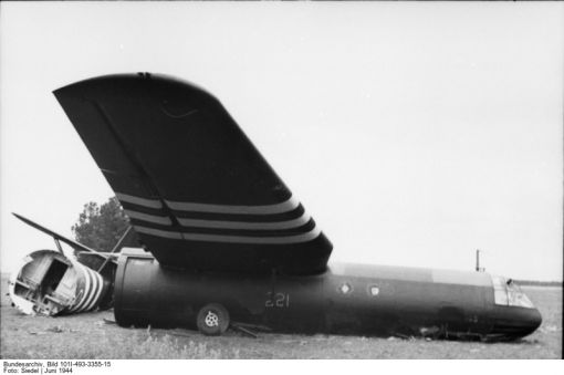 Zerstörter britischer Lastensegler Bild des zerstörten britischen Lastenseglers Airspeed AS 51 Horsa, der bei Rouen abgeschossen wurde. (Deutsches Bundesarchiv, Propagandakompanien der Wehrmacht, Bild 101I-493-3355-15, Fotograf: Siedel, Juni 1944)