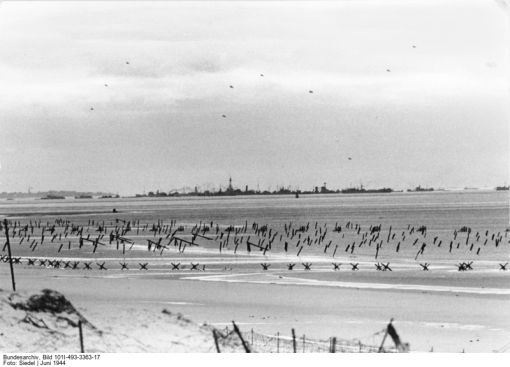 Strandbefestigungen Das Bild, das von den deutschen Propagandakompanien aufgenommen wurde, zeigt im Hintergrund die Ankunft der Invasionsflotte. (Deutsches Bundesarchiv, Propagandakompanien der Wehrmacht, Bild 101I-493-3363-17, Fotograf: Siedel, Juni 1944)