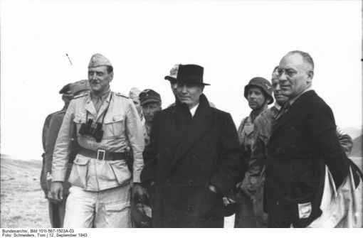 Grand Sasso, Mussolini Befreiung von Benito Mussolini; Hauptsturmführer Otto Skorzeny (helle Uniform, mit Fernglas), Major Harald-Otto Mors (nur Kopf), Benito Mussolini, Karl Radl (mit Stahlhelm), General Gueli; PK Fs AOK. Bild: Deutsches Bundesarchiv, Fotograf: Toni Schneiders, Bild Nr. 101I-567-1503A-03, aufgenommen am 12. September 1943
