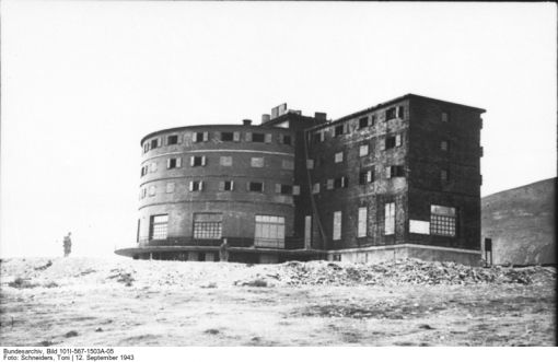 Campo Imperatore Das Hotel Campo Imperatore, aufgenommen von der Propagandakompanie der Wehrmacht im September 1943 (Foto: Deutsches Bundesarchiv, Bild 101I-567-1503A-05, Fotograf: Toni Schneiders)