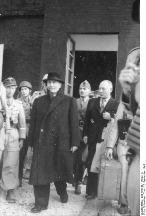 Mussolini Mussolini verlässt das Hotel, rechts von ihm (in Uniform) Gereral Soleti (Foto: Deutsches Bundesarchiv, Bild 101I-567-1503C-13, Fotograf: Toni Schneiders)