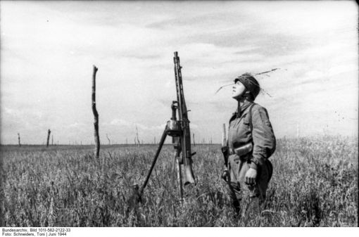 Atlantikwall Ein deutscher Fallschirmjäger mit Flak-Maschinengewehr. (Deutsches Bundesarchiv, Propagandakompanien der Wehrmacht, Bild 101I-582-2122-33, Fotograf: Toni Schneiders, Juni 1944)