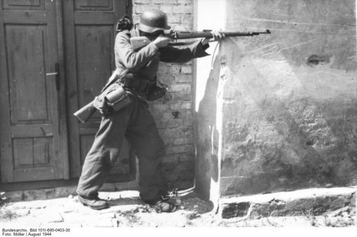 Warschau, Aufstand Deutscher Soldat mit Karabiner K 98 (Bild: Deutsches Bundesarchiv, 101I-695-0403-30, Fotograf: Möller, August 1944)