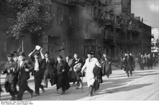 Warschau, Aufstand Verhaftete polnische Zivilisten (Bild: Deutsches Bundesarchiv, 101I-695-0412-15, Fotograf: Josef Gutermann, August 1944)