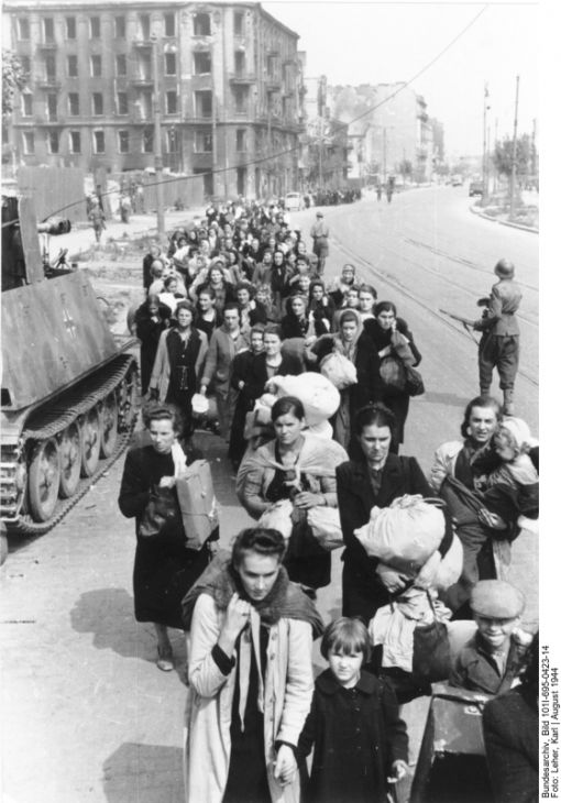 Warschau, Aufstand Flüchtende Zivilisten, links ein Panzerjäger Marder II (Bild: Deutsches Bundesarchiv, 101I-695-0423-14, Fotograf: Karl Leher, August 1944)