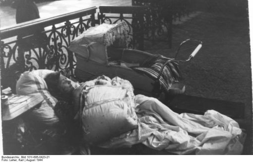Warschau, Aufstand Eine Frau mit Kinderwagen sucht Zuflucht in der St. Adalbert-Kirche in der Wolskastrasse (Bild: Deutsches Bundesarchiv, 101I-695-0423-21, Fotograf: Karl Leher, August 1944)