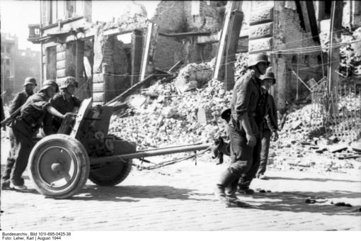 Warschau, Aufstand Deutsche Soldaten mit Panzerabwehrkanone (Bild: Deutsches Bundesarchiv, 101I-695-0425-38, Fotograf: Karl Leher, August 1944)