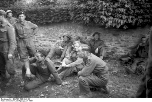 Britische Kriegsgefangene Britische Kriegsgefangene bei der Rast, Mitte Juni 1944 (Deutsches Bundesarchiv, Propagandakompanien der Wehrmacht, Bild 101I-720-0303-30, Fotograf: Wolfgang Vennemann, Mitte Juni 1944)