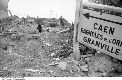 Frankreich bei Caen Zerstörungen bei Caen (Deutsches Bundesarchiv, Propagandakompanien der Wehrmacht, Bild 101I-720-0304-16, Fotograf: Wolfgang Vennemann, Juni 1944)