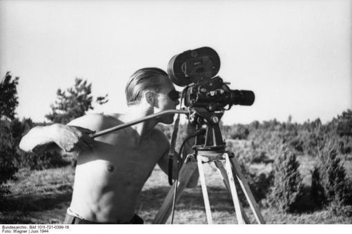 Filmberichter Ein deutscher Kameramann (Filmberichter) einer Propagandakompanie der Wehrmacht bei der Arbeit. (Deutsches Bundesarchiv, Propagandakompanien der Wehrmacht, Bild 101I-721-0399-16, Fotograf: Wagner, Juni 1944)