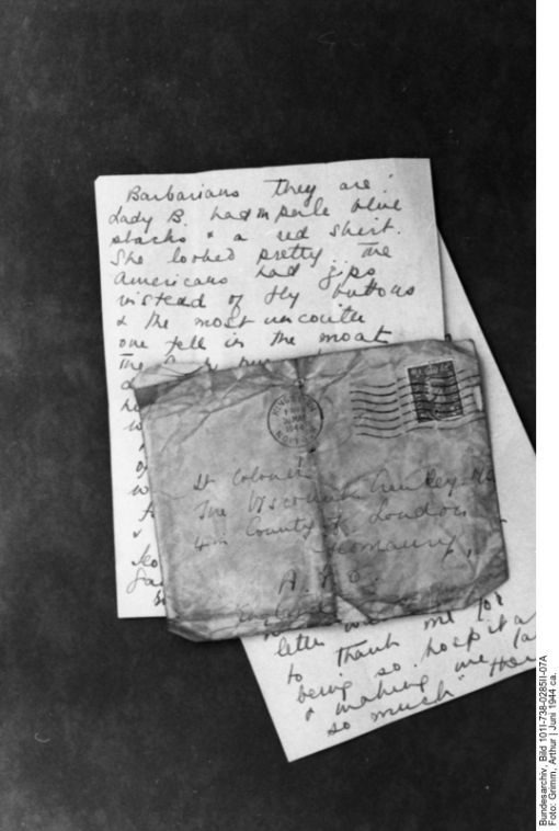 Brief einer Britin Aufgefundener Brief einer Britin an ihren Mann an der Front (Deutsches Bundesarchiv, Propagandakompanien der Wehrmacht, Bild 101I-738-0285II-07A, Fotograf: Arthur Grimm, Juni 1944)