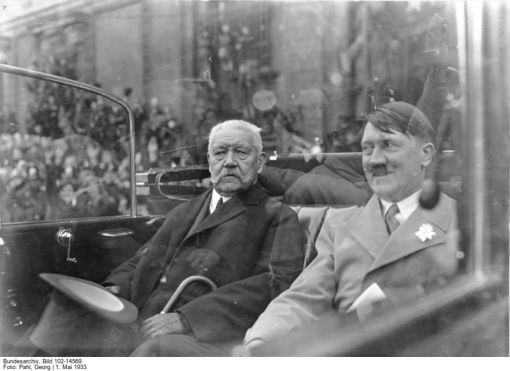 Hindenburg, Hitler Hindenburg und Hitler am 1. Mai 1933 im Lustgaren in Berlin (Bild: Deutsches Bundesarchiv, Fotograf: Georg Pahl, Bild 102-14569)
