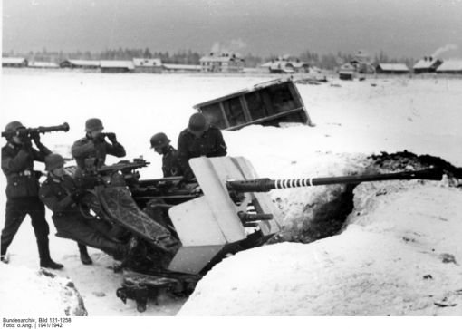 Leningrad, Belagerung Unter der Führung der deutschen Wehrmacht hatten deutsche, spanische und finnische Truppen (Blaue Division) die Millionenstadt seit dem 8. September 1941 umzingelt und von jeder Versorgung abgeschnitten. 1,1 Millionen Menschen starben, die meisten verhungerten, andere starben im Bombenhagel. Die Belagerung Leningrads gilt als eines der schwersten Kriegsverbrechen der Deutschen während des Zweiten Weltkrieges. (Bild: Deutsche Stellung vor Leningrad, 1941/1942. Deutsches Bundesarchiv, Sammlung Adolf von Bomhard, Bild 121-1258)