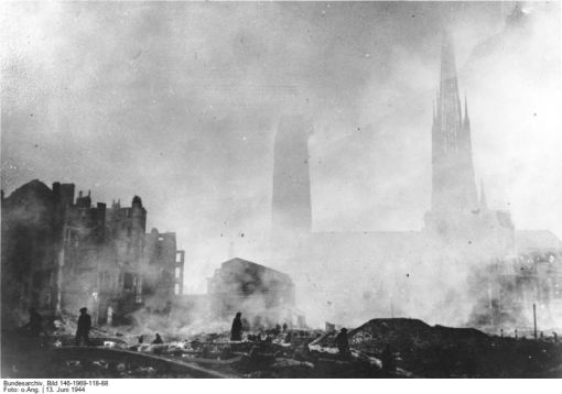 Kathedrale von Rouen Die Kathedrale von Rouen nach einem anglo-amerikanischen Bombenangriff. Das Bauwerk wird fast völlig zerstört. (Deutsches Bundesarchiv, Bild: 146-1969-118-88, Fotograf: unbekannt, 13. Juni 1944)
