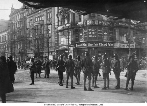 Kapp-Putsch Militärische Absperrung in der Potsdamerstrasse Ecke Bülowstrasse (Bild: Deutsches Bundesarchiv, 146-1970-043-70, März 1920, Fotograf: Otto Haeckel)