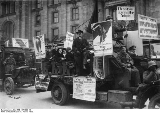 Berlin Wahlberechtigt sind alle deutschen Männer und erstmals alle deutschen Frauen über 20 Jahre. Die Nationalversammlung, die dann am 6. Februar 1919 erstmals zusammentritt, hat die Aufgabe, eine Verfassung für Deutschland auszuarbeiten. Im Bild: Ein Wahlpropaganda-Korso der Sozialdemokraten in Berlin am Wahltag. (Foto: Deutsches Bundesarchiv, Foto: Gebrüder Haeckel, Januar 1919, Bild Nummer 146-1972-033-15)