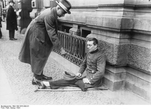 Kriegsversehrter in Uniform mit Orden (Eisernes Kreuz I. Klasse, Verwundetenabzeichen) (Bild: Deutsches Bundesarchiv, Berlin 1923, Fotograf: Georg Pahl, Bild 146-1972-062-01)
