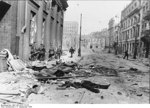 Warschau, Aufstand Bild der deutschen Propagandakompanie: In der Bildlegende hiess es: In den Strassen von Warschau nach Zerschlagen des Aufstandes. Wie ausgelöscht ist jedes Leben, jeder Verkehr. Unsagbares Unglück brachten diese von London und Moskau aufgehetzten Aufständischen über die bis dahin friedlich ihrer Beschäftigung nachgehenden Bevölkerung. Schutt und Asche bleiben als Zeugen des Verrats Moskaus an den Polen in einer entscheidenden Stunde. (Bild: Deutsches Bundesarchiv, Bild 146-1973-113-23, Foto: SS-PK-Schremmer, 11. September 1944)