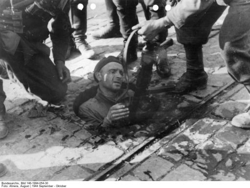 Warschau, Aufstand Bildlegende der Propagandakompanie der Wehrmacht: „Warschau - das Ende einer Rebellion. Nach dem Zusammenbruch des Warschauer Aufstanden. Aus zerfallenen Kellern und feuchten Kanalisationsschächten kriechen die halbverhungerten, von Moskau und London im Stich gelassenen Aufständischen heraus und wandern in die Gefangenschaft.“ (Bild: Deutsches Bundesarchiv, 146-1994-054-30, Fotograf: August Ahrens, September/Oktober 1944)