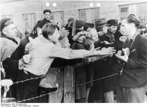Warschau, Aufstand Bildlegende der deutschen Propagandakompanie: „Das erste Stück Brot nach langen Wochen. Gierig strecken sich die Hände der halbverhungerten Warschauer Zivilbevölkerung dem Brot entgegen, das die deutsche Führung durch das polnische Rote Kreuz verteilen lässt.“ (Bild: Deutsches Bundesarchiv, 146-2005-0042, Fotograf: Augustin Ahrens, September/Oktober 1944)