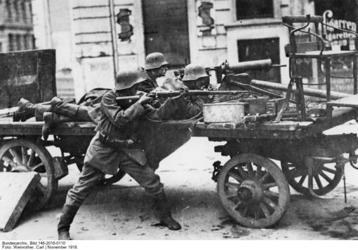 Grosse Frankfurter Strasse Regierungstruppen gehen in der Grossen Frankfurter Strasse in Berlin gegen die radikallinken Spartakus-Kämpfer vor, 9. November 1918 (Foto: Deutsches Bundesarchiv, Bild Bild 146-2016-0110)
