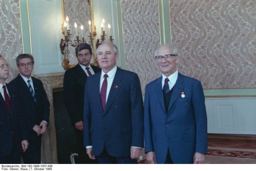Gorbatschow,Honecker Im Bild Honecker (rechts) elf Tage vor seinem Sturz mit Michail Gorbatschow in Berlin. (Foto: Deutsches Bundesarchiv, Bild 183-1989-1007-406, Fotograf: Klaus Oberst). Honecker war seit 1971 Generalsekretär der DDR-Staatspartei SED. An der Sitzung des Politbüros am 17. Oktober schlägt Willi Stoph vor, Honecker abzusetzen und Egon Krenz zum neuen Generalsekretär zu wählen. Nach dreistündiger Sitzung der Politbüros fällt der Entscheid einstimmig: Honecker muss weg! Anschliessend stimmt das Zentralkomitee der SED am 18. Oktober mit überwältigender Mehrheit für die Entbindung von seinen Funktionen. Honecker selbst votiert, wie es in der DDR Brauch ist, für seine Absetzung. Egon Krenz wird daraufhin per Akklamation einstimmig zum neuen Generalsekretär der SED gewählt.