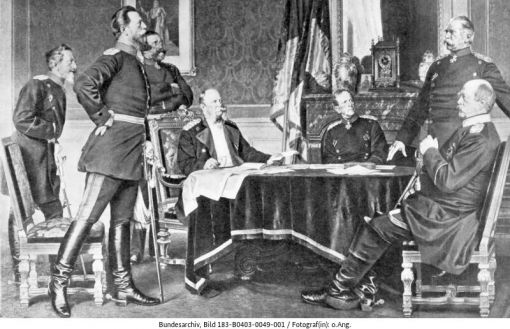Wilhelm I., Bismarck Der preussische König Wilhelm I. (am Tisch sitzend links) kurz vor der Kaiserkrönung im Schloss Versailles. Rechts am Tisch Graf Helmut von Moltke, Chef des Grossen Generalstabs. Ganz rechts vorne Bismarck mit Kanzler Otto von Bismarck (Foto: Deutsches Bundesarchiv, Bild 183-B0403-0049-001)