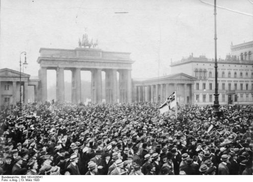 Aufmarsch der Putschisten vor dem Brandenburger Tor (Bild: Deutsches Bundesarchiv, 13. März 1920, Bild 183-H28541)