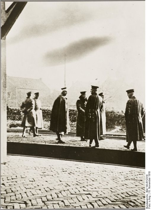 Flucht des Kaisers Wilhelm II. flüchtet nach seiner Abdankung auf holländisches Gebiet. Im Bild: Wilhelm verabschiedet sich am belgisch-niederländischen Grenzübergang Eysden von seinem Gefolge (Bild: Deutsches Bundesarchiv, Bild 183-R12318)