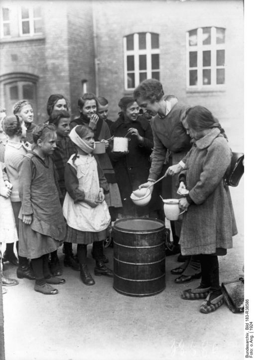 Speisung bedürftiger Kinder in Berlin (Bild: Deutsches Bundesarchiv, Scherl, 1924, Bild 183-R38586)